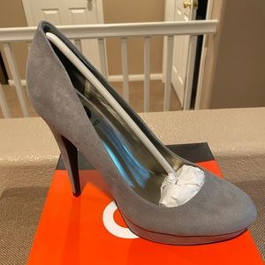 Guess gray suede pump